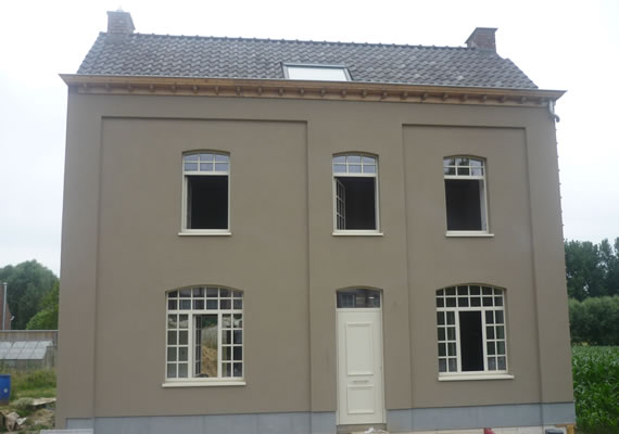Het betreft een renovatieproject waarbij de woning is geïsoleerd met 16 cm EPS en afgewerkt met crepi korrel 1.5mm. De bogen boven de ramen en de terugspringende gedeelten in de gevel zijn gemaakt uit EPS.