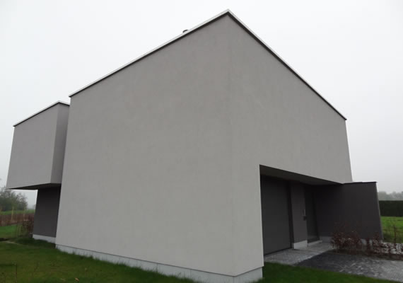 Het betreft een nieuwbouwproject waarbij de woning is geïsoleerd met 12 cm EPS en afgewerkt met crepi korrel 1.5mm. Er is geen spouwmuur aanwezig, er is rechtstreeks gewerkt op de ruwbouw. Ook de arduinen plint is geïsoleerd met 10 cm watervaste isolatie. 