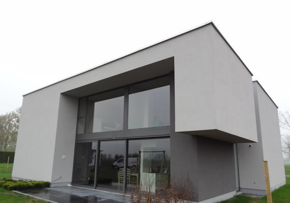Het betreft een nieuwbouwproject waarbij de woning is geïsoleerd met 12 cm EPS en afgewerkt met crepi korrel 1.5mm. Er is geen spouwmuur aanwezig, er is rechtstreeks gewerkt op de ruwbouw. Ook de arduinen plint is geïsoleerd met 10 cm watervaste isolatie.
