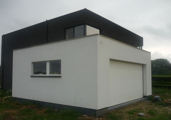 Het betreft een nieuwbouwproject waarbij de woning is geïsoleerd met 14 cm EPS en afgewerkt met crepi korrel 1mm. Ook de arduinplint is voorzien van 10 cm watervaste isolatie.